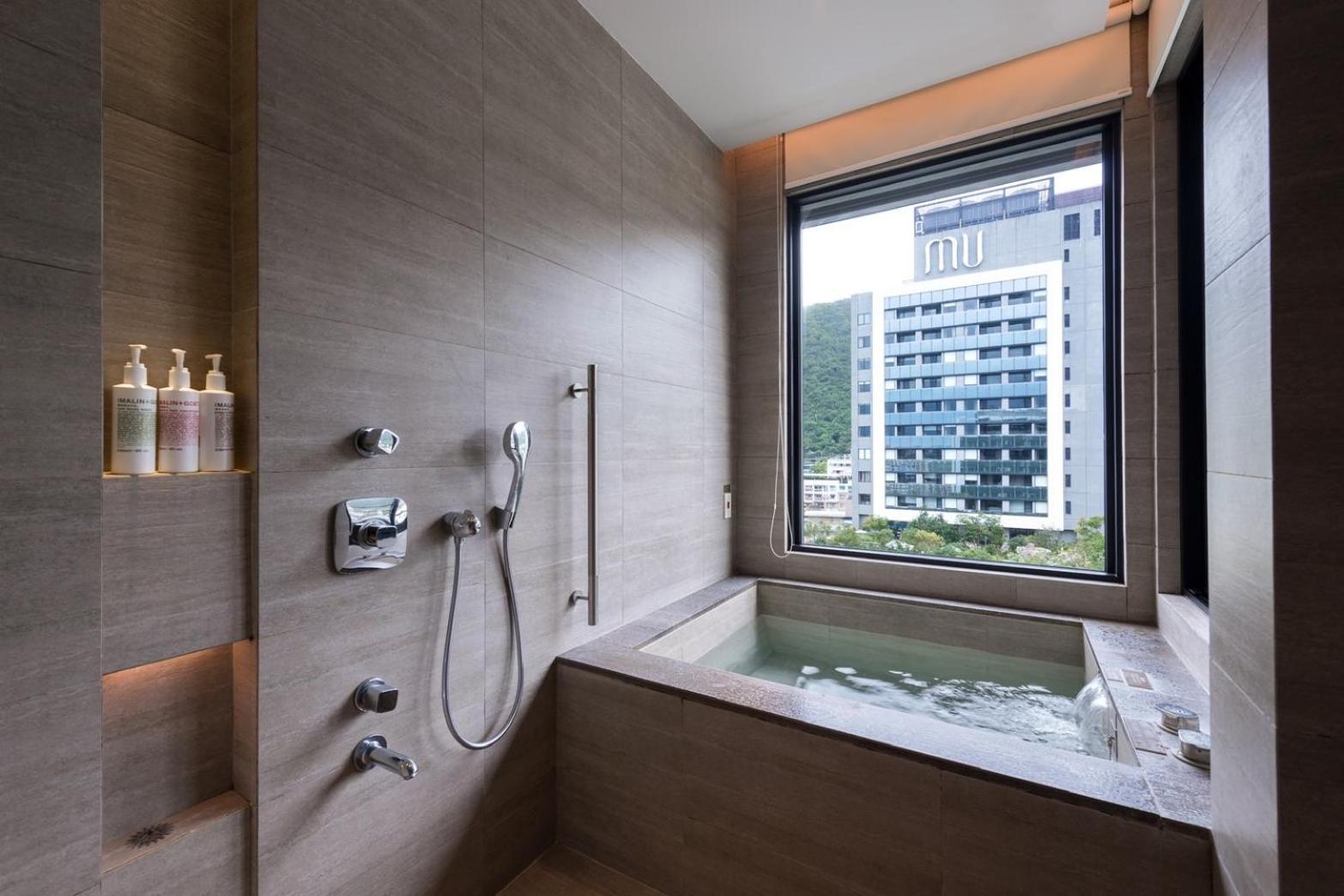 Mu 자오시 호텔 외부 사진 A modern Japanese-style bathroom with a deep bathtub