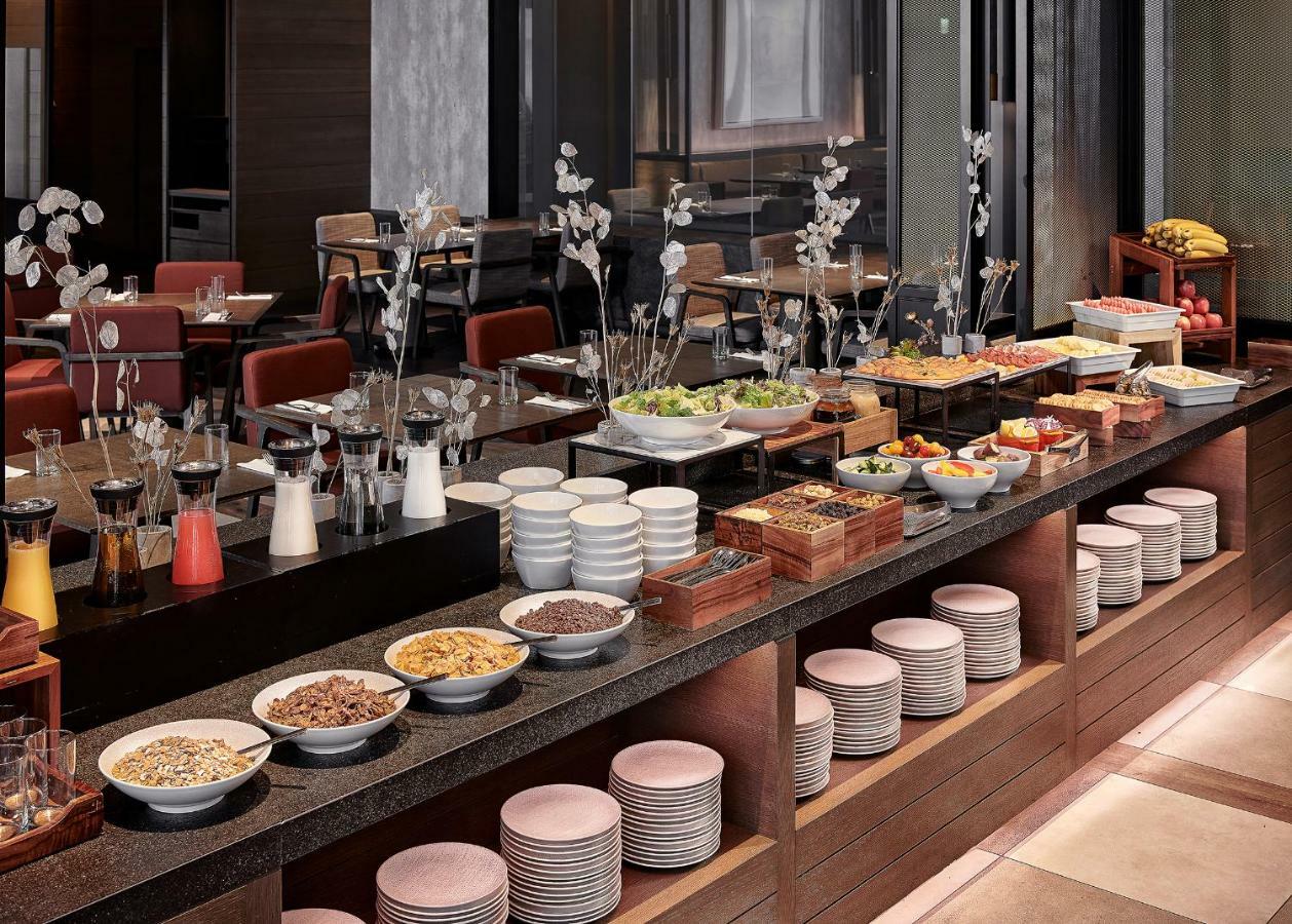 Mu 자오시 호텔 외부 사진 A buffet at a hotel
